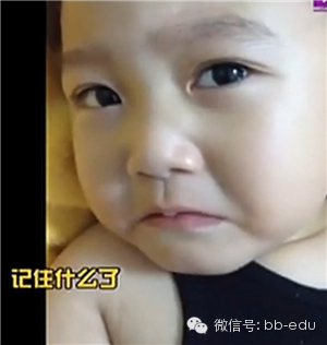 可爱小男孩被训话,满脸委屈,呆萌童语把爸妈雷倒