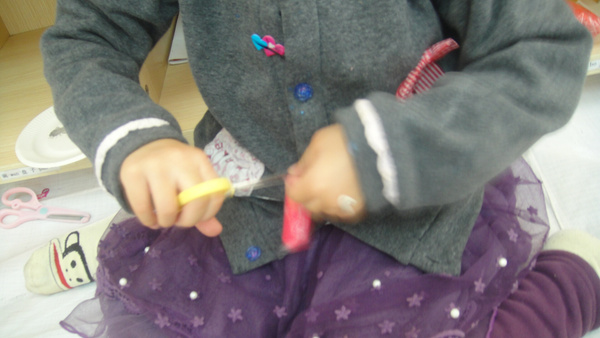 "错误试行"之一:幼儿使用剪刀