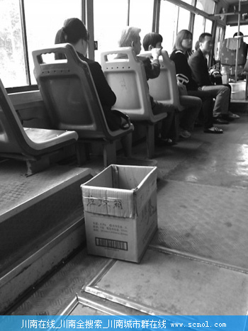 川南公交车现纸箱垃圾桶 有人点赞有人认为不