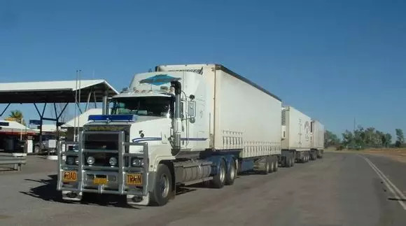 世界上最长的卡车,拥有42节拖车.