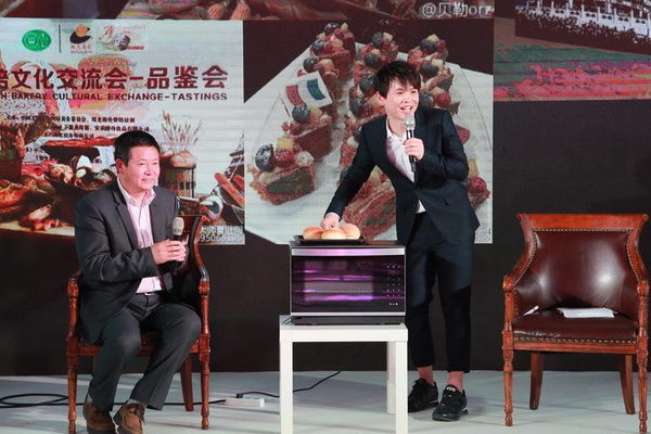(图中左一为曹继桐)