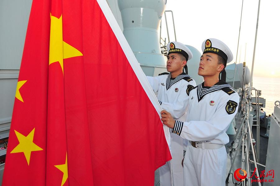 4月22日,海军第十九批护航编队举行庆祝人民海军成立66周年隆重升旗
