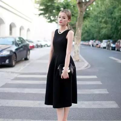 夏季小黑裙搭配,像赫本一样做个优雅的女人