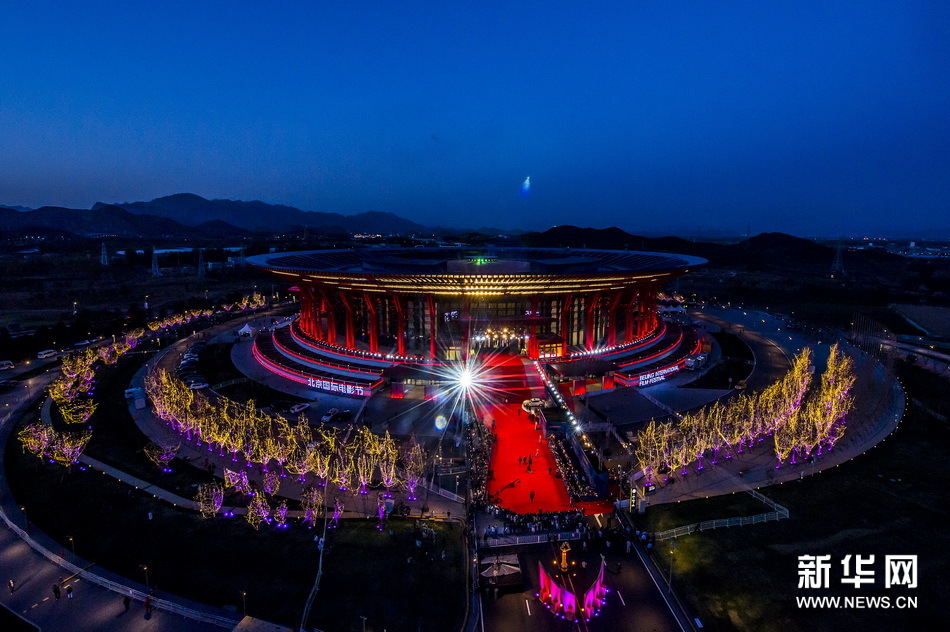 4月23日拍摄的第五届北京国际电影节颁奖典礼表演.新华社记者 李文图片
