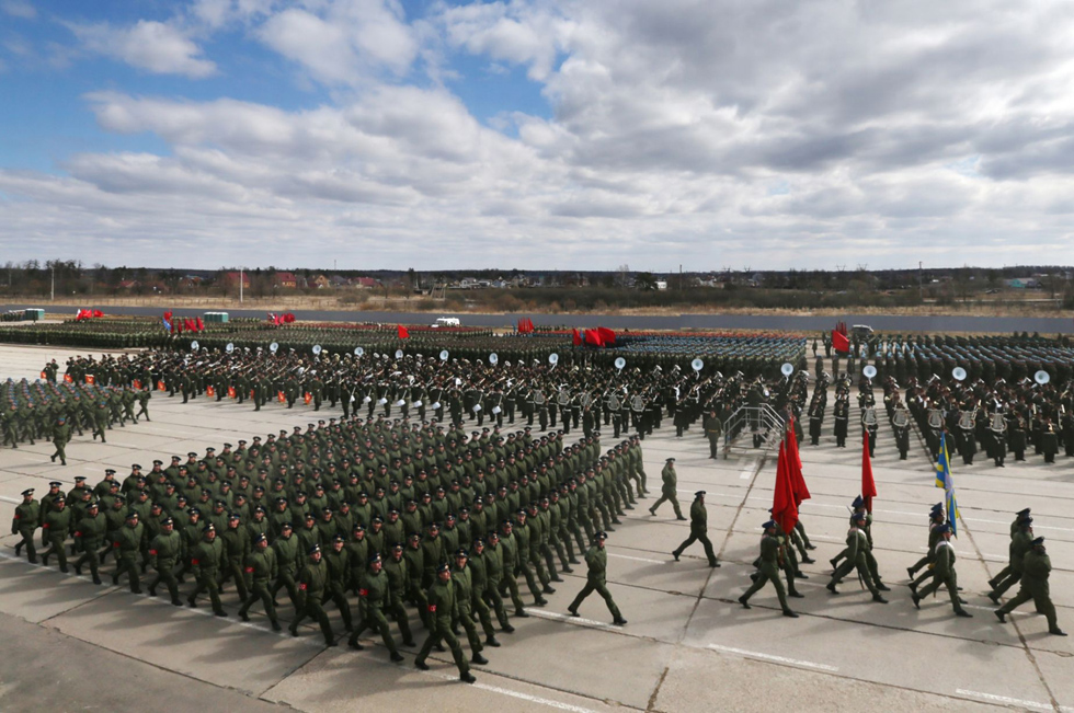 俄反法西斯胜利70周年阅兵完整彩排战机空中摆出“70”(高清组图)