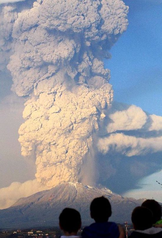 各国火山爆发奇景 血色漫天如末日降临