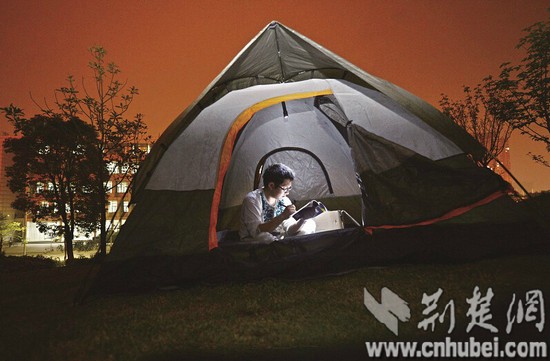图为：昨晚，找不到旅店的张才溢在武汉理工大校园内支起帐篷过夜 楚天都市报记者王永胜摄