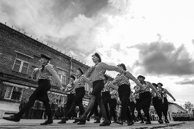 俄女子监狱囚犯列队游行,纪念卫国战争胜利70周年 图/ic