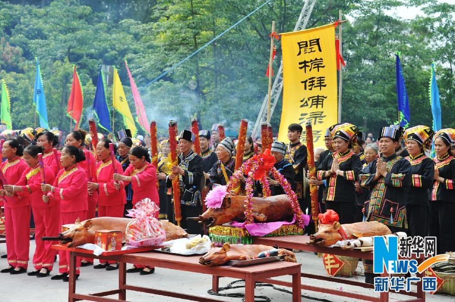 当日是农历三月初七,壮族群众在广西百色市田阳县敢壮山举行年夜