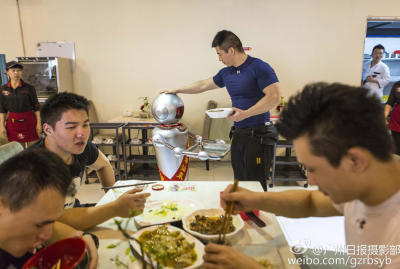广州火锅店花14万买传菜机器人 称比请服务员