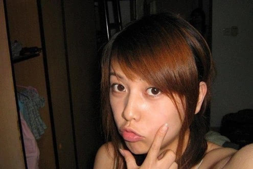 一张在日本吓坏60000宅男的自拍主播美女素颜美女照,!宿舍身露。图片