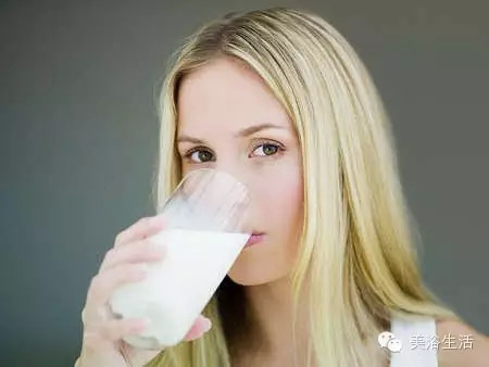 美浴奇葩说:睡前喝牛奶有助于睡眠?