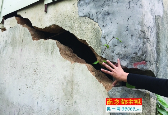 谷饶镇新厝村，房屋下沉严重，墙壁断裂。