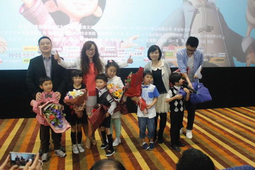 动画片《少年毛泽东》主创人员与来自湖南卫视综艺节目《一年级》中的小朋友在现场合影以及《一年级》的小朋友在海报前展现了他们的漫画肖像。张达 摄