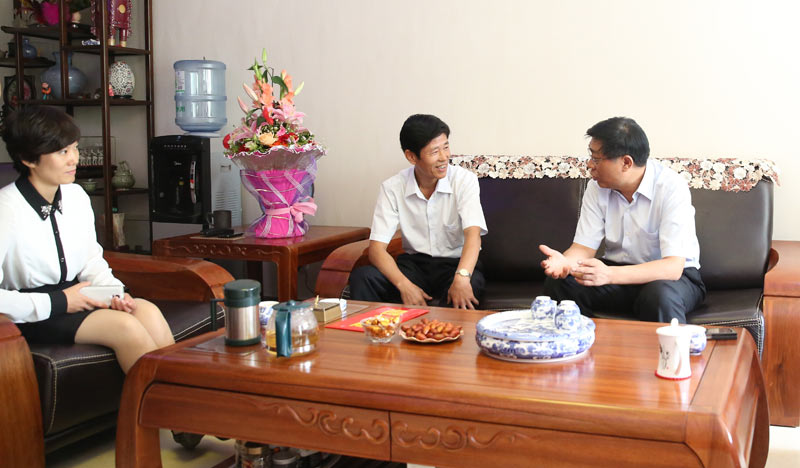 2014年教师节房山区区委书记刘伟(右一),房山区人民政府副区长曹蕾
