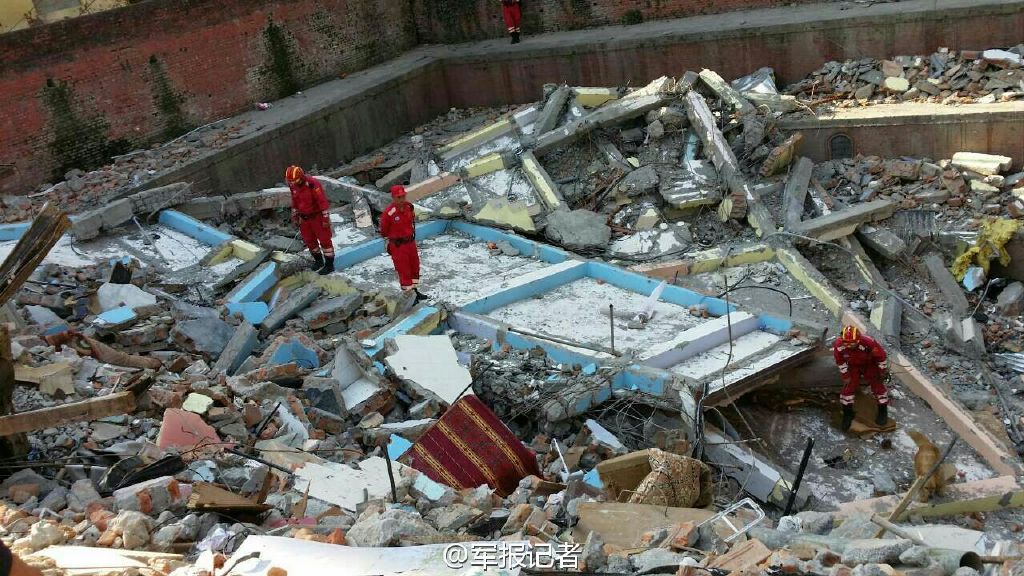高清:中国国际救援队救出被压埋62小时尼泊尔