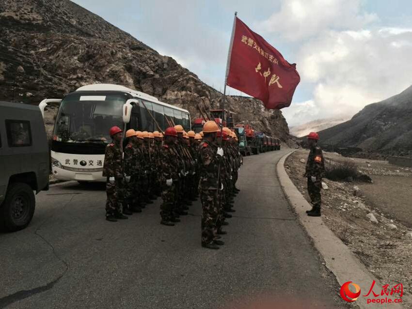 27日,武警交通四支队官兵正在抢通道路.季泽庆摄
