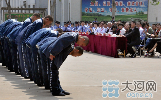 【组图】郑州未管所千人齐诵国学 一少年跪拜母亲:我错了!(组图)