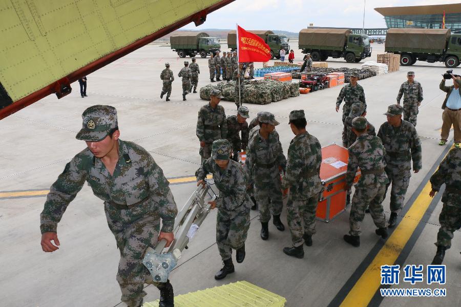 4月28日,第十四集团军某工兵团地震救援队第二梯队官兵在昆明集结.