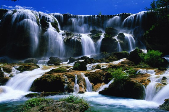 九寨沟的瀑布是一个瀑布群,主要有诺日朗瀑布,树正瀑布和珍珠滩瀑布