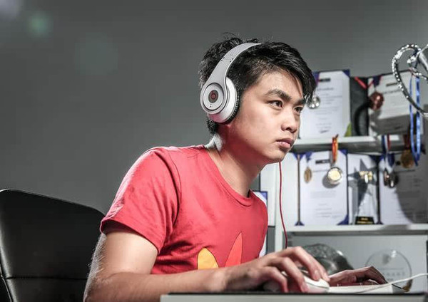 他是中国电子竞技第一人李晓峰,sky.