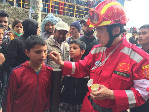 中国国际救援队在尼泊尔震中分组展开医疗援助