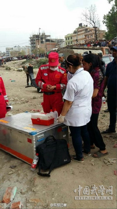 中国国际救援队在尼泊尔震中分组展开医疗援助