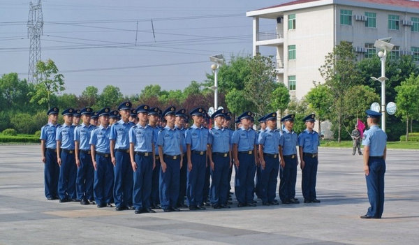 黄宏少将卸任空军预警学院政委 马哲文接棒