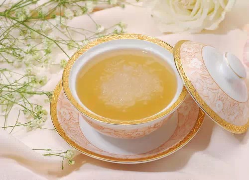 作: 红枣鲫鱼汤,红枣鸡汤,红枣花胶汤,煲煮好后,用汤炖燕窝,吃