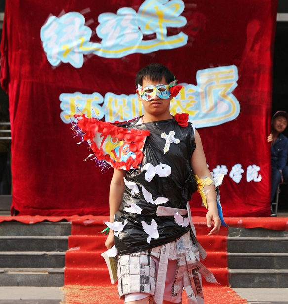 河南工业大学学生利用废品上演时装秀
