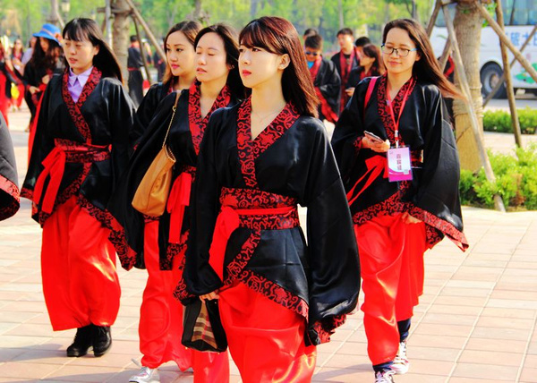 全称是"汉民族传统服饰",又称汉衣冠,汉装,华服,是从黄帝即位到公元17