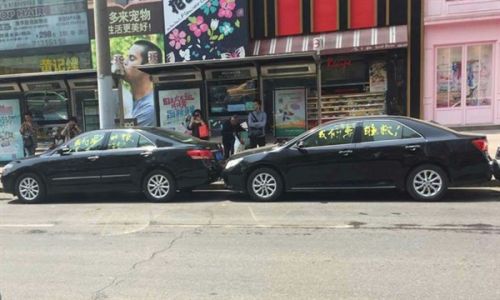 上百专车司机在一号专车上海总部抗议:我们要