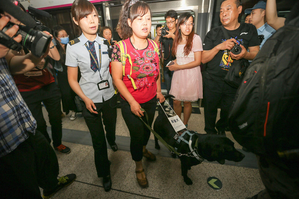 北京首次准许导盲犬进入地铁