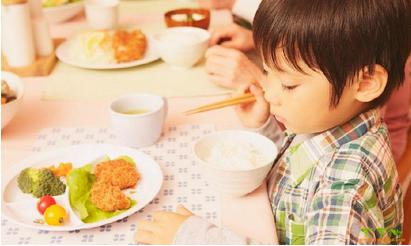三到四岁的宝宝,学用筷子最好!