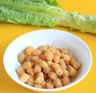 准备材料:莴笋1根,干贝适量,食盐适量,蒜适量.