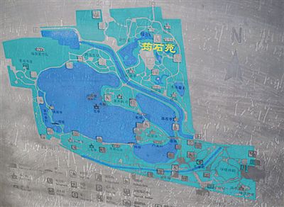 北京部分公园路牌英文翻译掺拼音 磨损难辨认