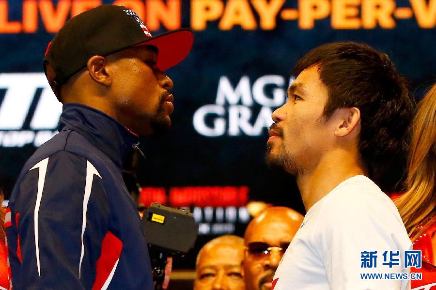 5月1日,帕奎奥(中)在称重仪式上。当日,菲律宾拳手、世界拳击组织(WBO)次中量级世界冠军帕奎奥与世界拳击理事会(WBC)和世界拳击协会(WBA)次中量级世界冠军、美国选手梅威瑟“世纪之战”的称重仪式在拉斯维加斯米高梅花园竞技场举行。“世纪之战”将于5月2日打响。新华社/法新