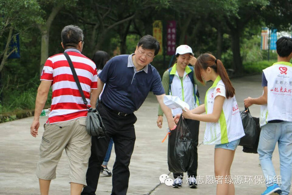 绿源志愿者的环保活动吸引了一些白领一起参与"弯腰行动 魏紫珊 摄