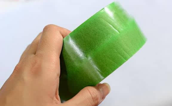 如果手上长疣了,可以用布基胶带把它裹起来,买祛疣的药膏或使用冷冻
