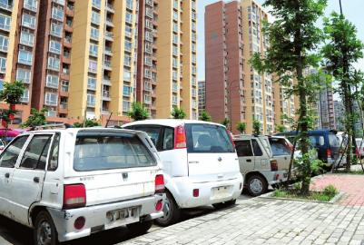 5月1日,成都培风路某小区外,一排没有牌照的汽车长期占据非机动车道。