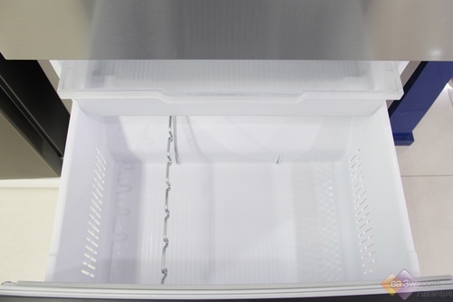 该款冰箱的冷冻室配有多层抽屉，超大容量的储藏空间满足用户的生活需求。钢化分类架、移动储物托盘、推拉式抽屉设计，处处体现了这款冰箱的品质细节。