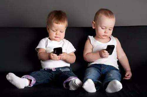 可能是首个给孩子制定的使用手机的家规,家长