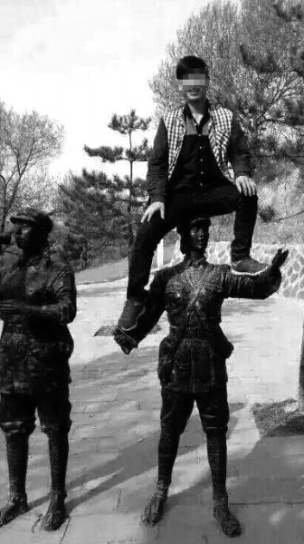 国家旅游局:脚踩红军雕塑游客入黑名单10年