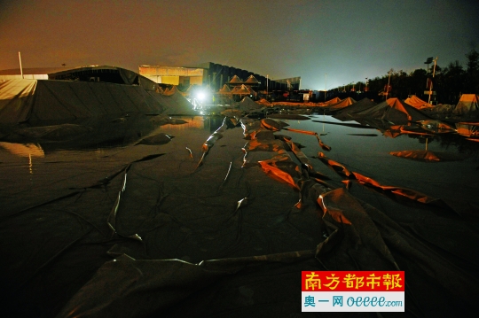 广州奥体羽毛球馆顶棚雨中坍塌 去年刚建成