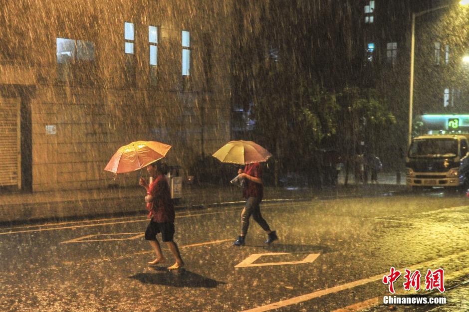 广州遭暴雨突袭 市区多处成泽国(图)