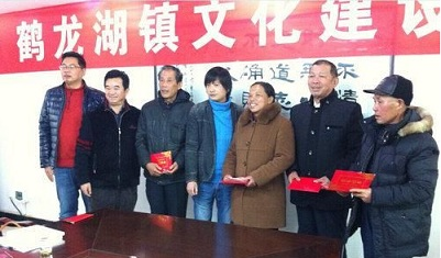 作家张逐个(中)提议“乡村文明月千村方案”呐喊重视农夫精力文明生活