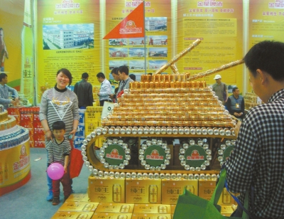 金星啤酒展出的"啤酒坦克"造型,吸引了不少参展群众的眼球