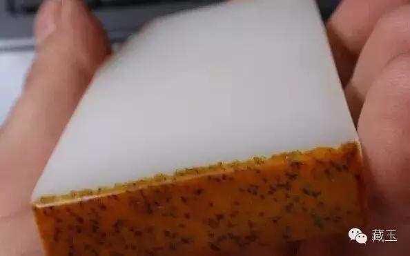 招数一:从玉材的来源看,俄罗斯玉中95%都是山料,也有籽料,但是相对来