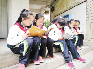 下课铃声一响,桃源小学图书角聚满了前来挑书的小学生