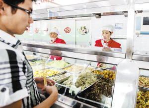 "我就搞不懂了,为什么在不同的地区,不同的学校,不同的食堂,在打菜